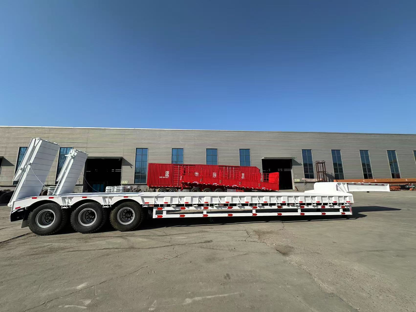 3 تریلرهای نیمه محور Derun Vehicle 3 محور پایین به غنا ارسال شده است