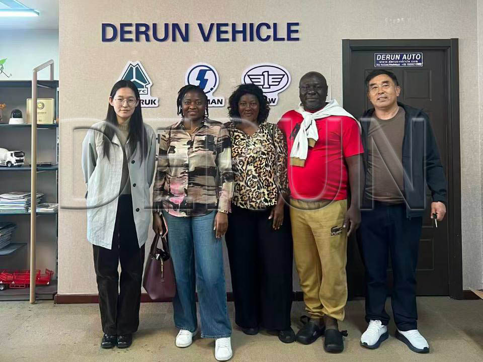 مشتریان از گابن از Derun Auto بازدید کردند و پنج کامیون خریداری کردند