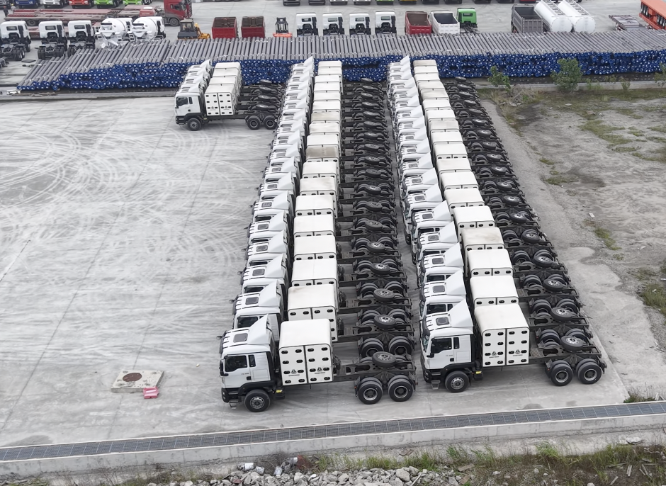 خدمات تحویل مداوم باعث شناخت بیشتر می شود! 40 کامیون تراکتور Sinotruk TX 6x4 CNG با موفقیت به نیجریه ارسال شد.