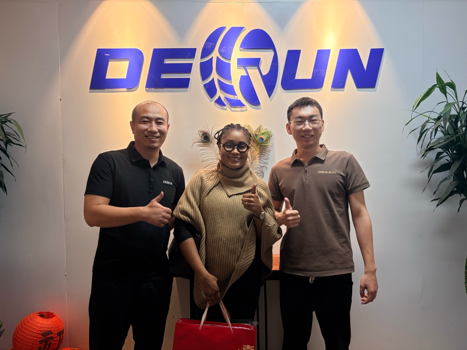 مشتریان گینه از Derun بازدید کردند و قراردادی را برای کامیون و تریلرهای تراکتور Sinotruk Howo 6x4 امضا کردند.