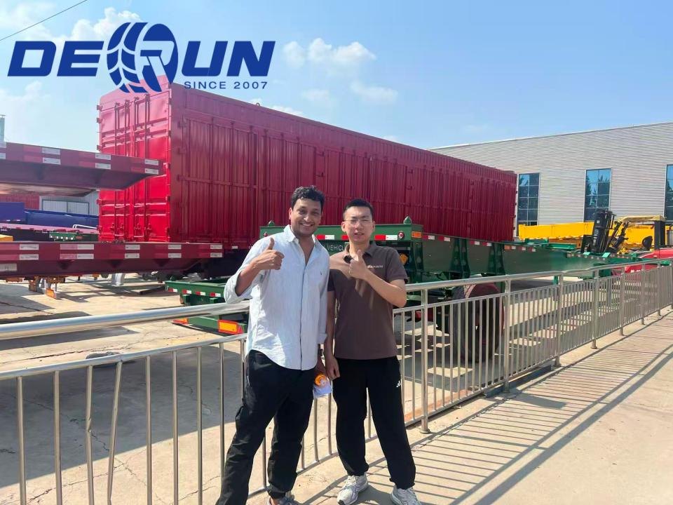مشتری استرالیایی 3 نیمه تریلر مسطح محور را در کارخانه Derun بازرسی کرد